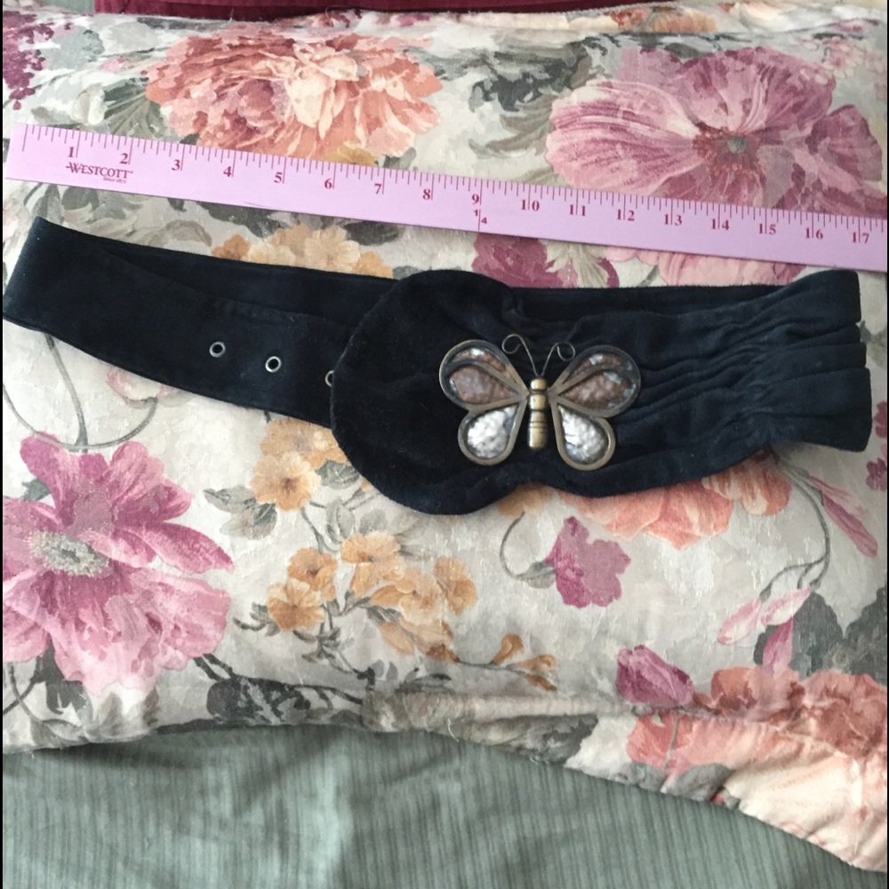 GREAT BLACK LEATHER SUEDE WITH BRONCE BUTTERFLY BELT.